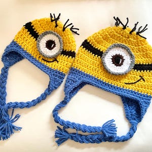 Op Minion geïnspireerde beanie met gevlochten zijkanten