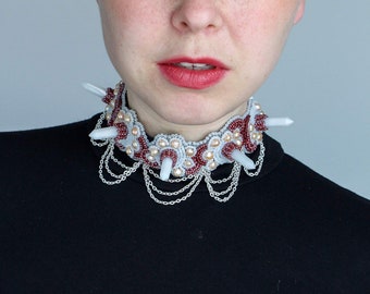 Kristal spiked choker ketting met ketting, witte kwarts kralen en zoet water parels