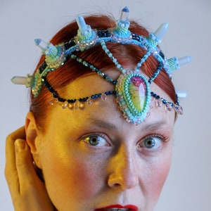 Quarz Kristall Stirnband Krone aus künstlichen Opal Steinen, Stirn Modeschmuck Spike Perlen Kopfschmuck Bild 1