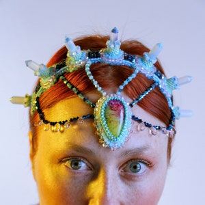 Quarz Kristall Stirnband Krone aus künstlichen Opal Steinen, Stirn Modeschmuck Spike Perlen Kopfschmuck Bild 2
