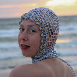 Gorro de crochet plateado con volante en la frente y tira larga