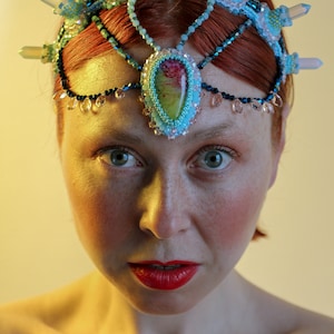 Quarz Kristall Stirnband Krone aus künstlichen Opal Steinen, Stirn Modeschmuck Spike Perlen Kopfschmuck Bild 6