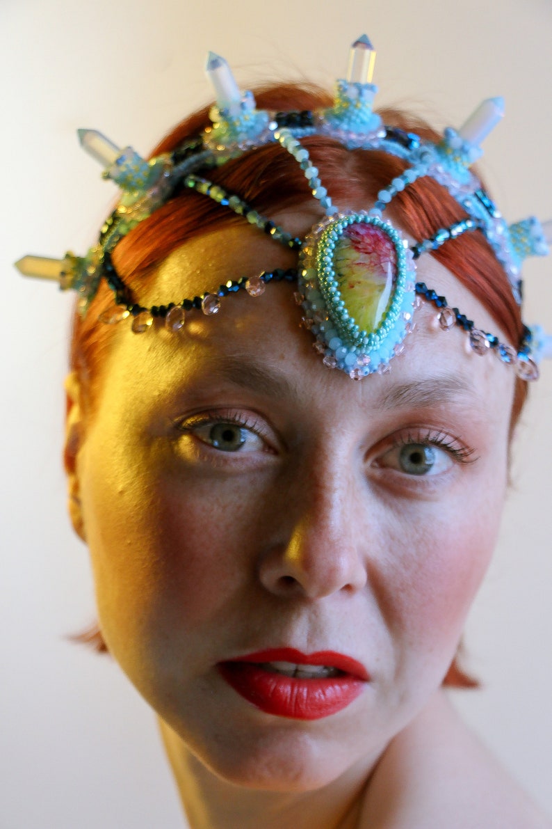 Quarz Kristall Stirnband Krone aus künstlichen Opal Steinen, Stirn Modeschmuck Spike Perlen Kopfschmuck Bild 5