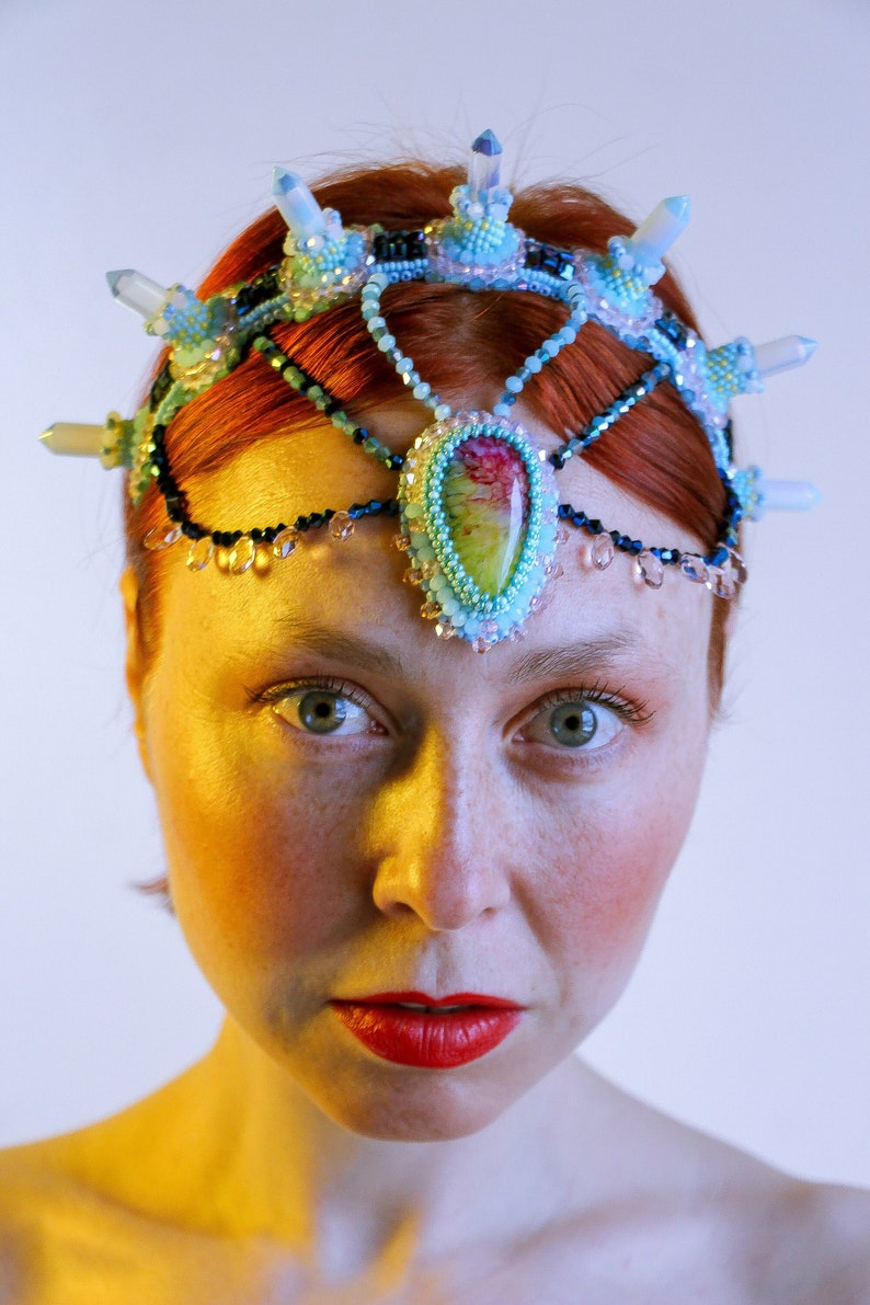 Quarz Kristall Stirnband Krone aus künstlichen Opal Steinen, Stirn Modeschmuck Spike Perlen Kopfschmuck Bild 2