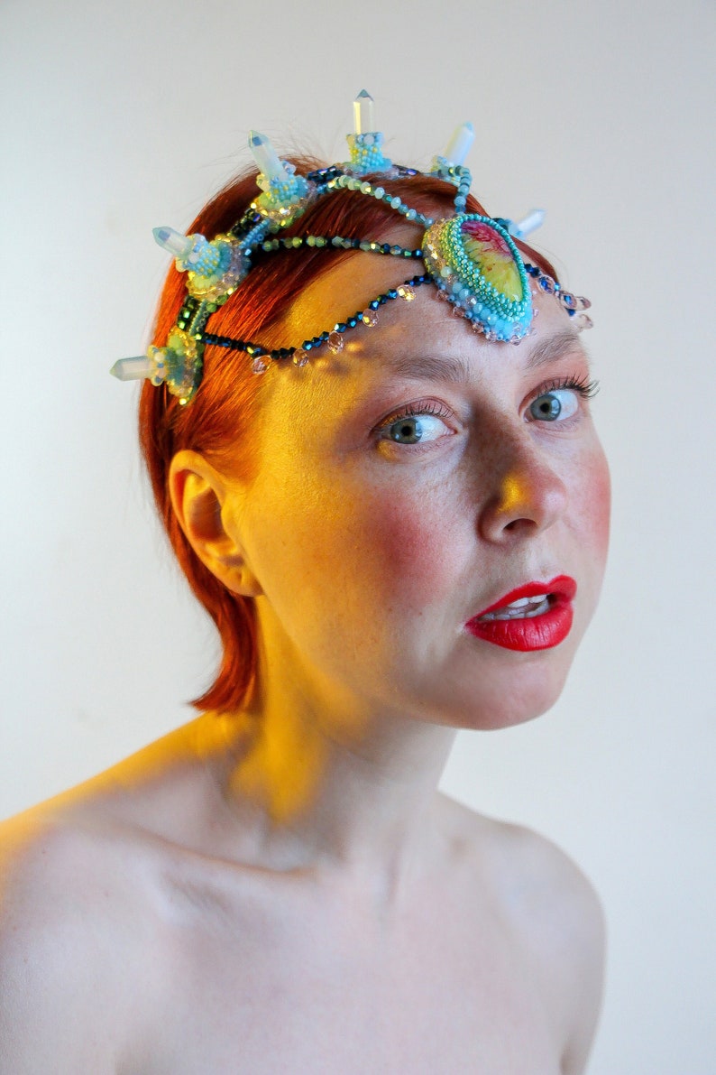 Quarz Kristall Stirnband Krone aus künstlichen Opal Steinen, Stirn Modeschmuck Spike Perlen Kopfschmuck Bild 4