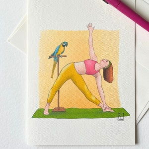 Ioga com amigos... e papagaios! Esta é a postura conhecida como Utthita Trikonasana ou Triângulo Estendido. Cartão de ioga. Cartão caprichoso.