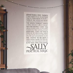 Puede incluir: Un póster blanco con texto negro. El póster presenta un poema sobre el anhelo y el autodescubrimiento, con el nombre "Sally" y la frase "Practical Magic" en la parte inferior. El texto está centrado en el póster.