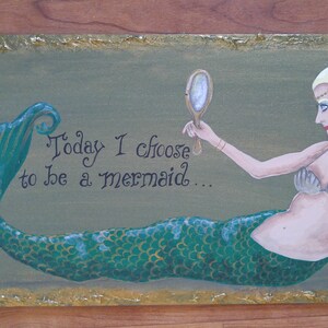 Blonde zeemeermin die een spiegel houdt &quot;Vandaag kies ik om een zeemeermin te zijn&quot; hand geschilderd teken op houten raad