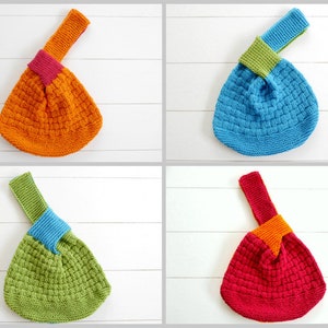 Könnte beinhalten: Vier gestrickte Tragetaschen in verschiedenen Farben. Die Taschen sind mit einem strukturierten Stich gefertigt und haben einen geknoteten Griff. Die Farben sind Orange, Blau, Grün und Rot.