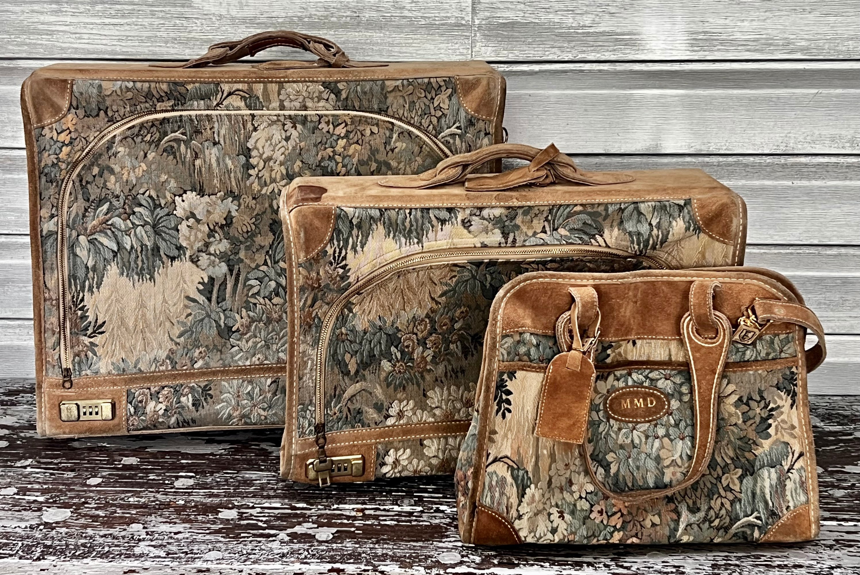 VINTAGE FRENCH LUGGAGE CO COUNTRYSIDE WITH UNICORN SUEDE TAPESTRY 25  PULLMAN