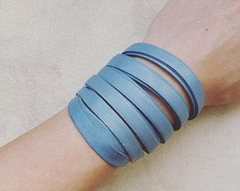 Bracelet en cuir d'agneau bleu fait main