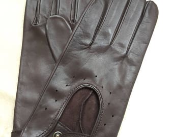 Op de afbeelding: Een paar bruine leren rijhandschoenen met een suède palm en een knoopsluiting.