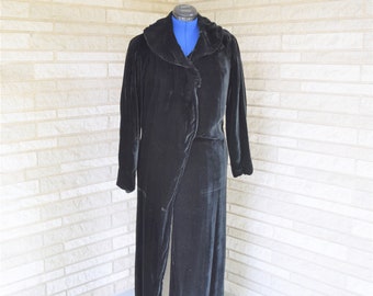 Vintage 1940s black velvet evening coat with blouson back