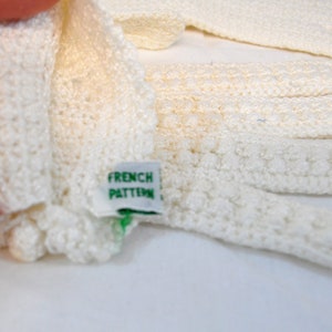 Women's vintage 1960s white wrist length nubby knit french pattern gloves image 5