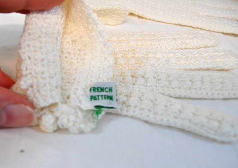 Women's vintage 1960s white wrist length nubby knit french pattern gloves image 5