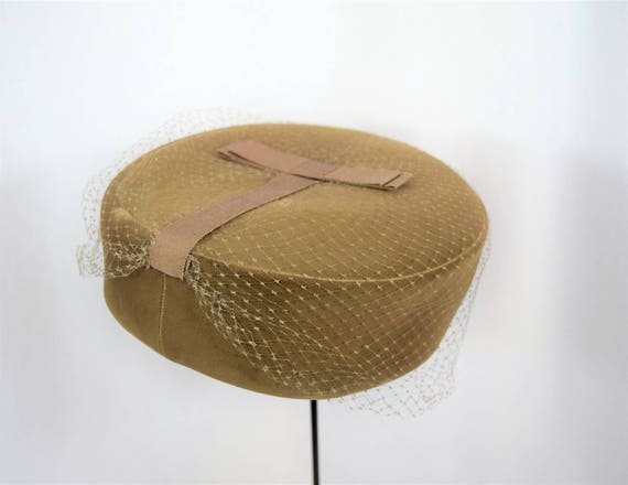 Vintage 1960s taupe velvet veiled hat - image 1