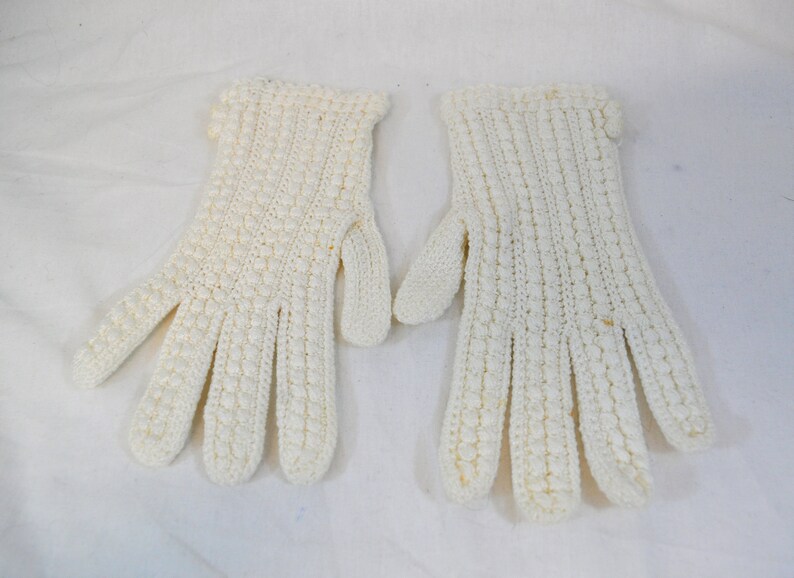 Women's vintage 1960s white wrist length nubby knit french pattern gloves image 2