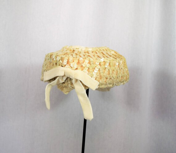 Vintage 1960s white sequin pillbox hat with velve… - image 2