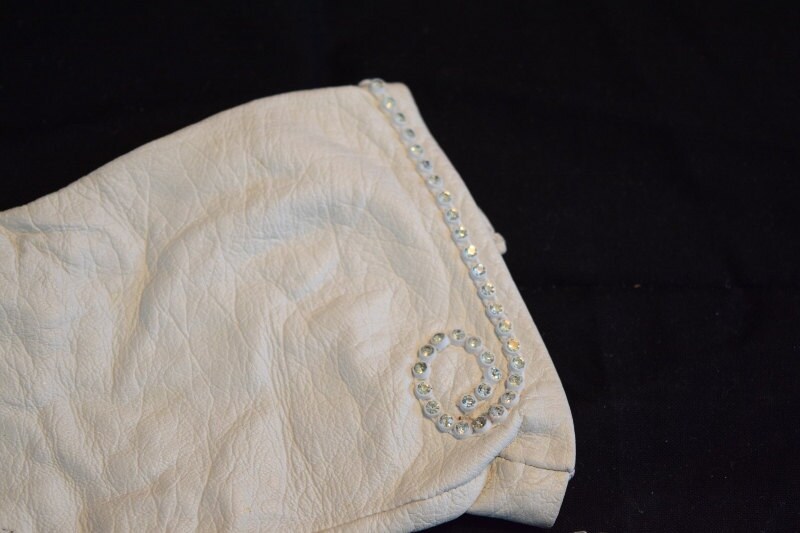 Women's vintage off white wrist length Miss Aris leather gloves with swirling rhinestone trim size 6