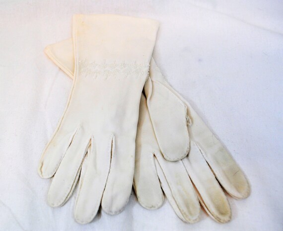 Vintage 1950s bracelet length white gloves with c… - image 7