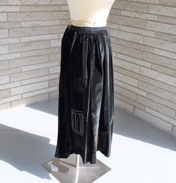 Vintage 1900s 1910s Edwardian  black velvet skirt… - image 4