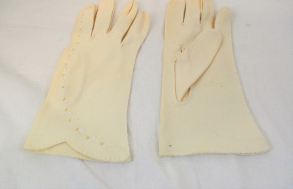 Women's vintage 1950s white wrist length gloves w… - image 4