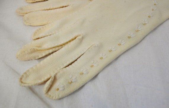 Women's vintage 1950s white wrist length gloves w… - image 6