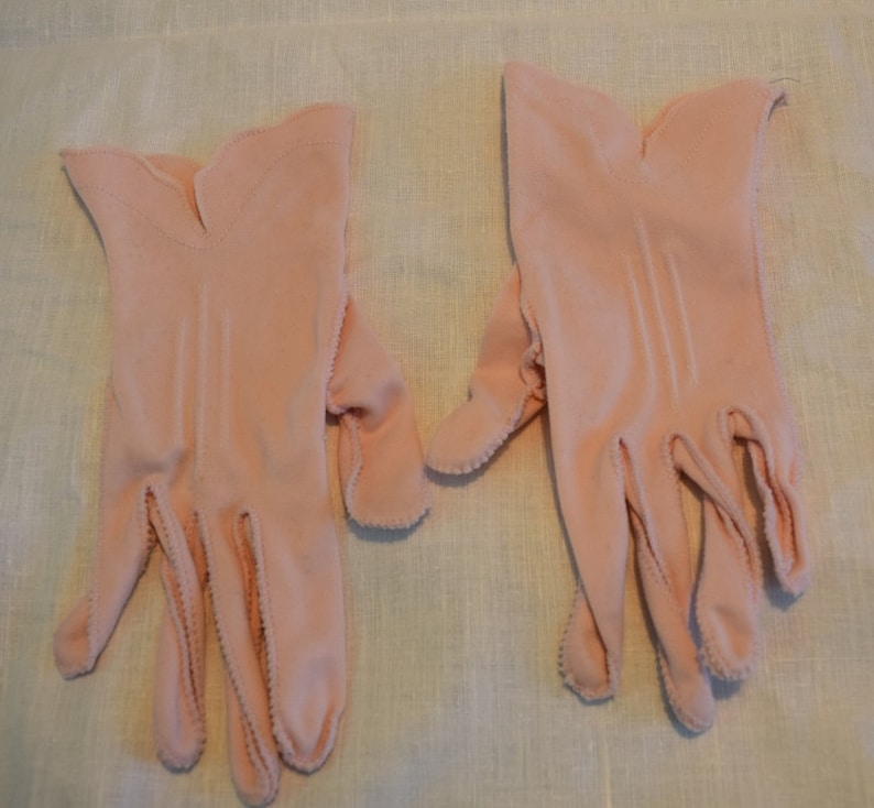 Women/'s vintage pink bracelet length shaped edge gloves size 6