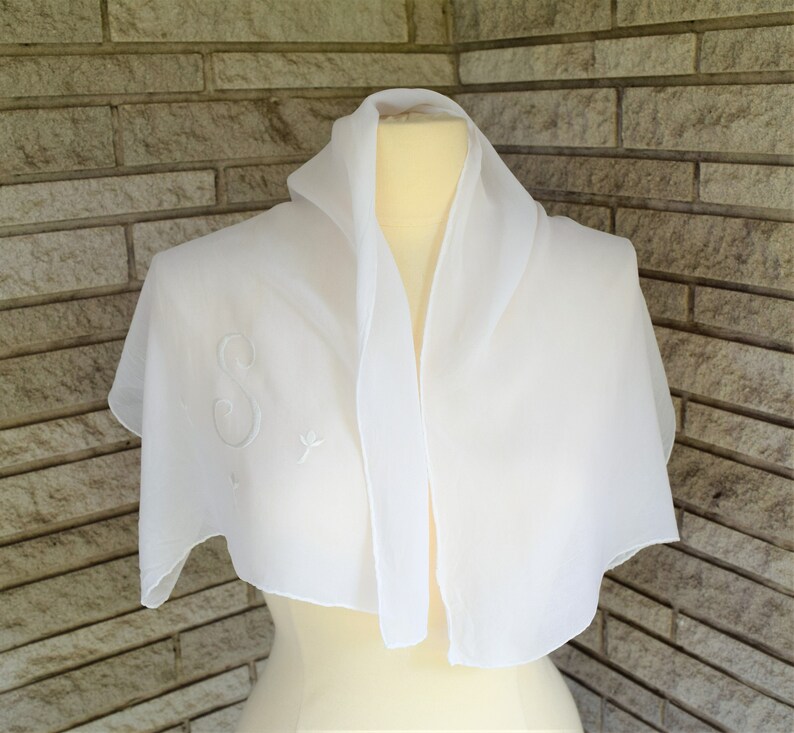 Vintage 1950s 1960s wide white scarf with embroidered S image 2