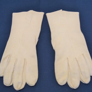 Women&#39;s vintage 1950s tan gloves