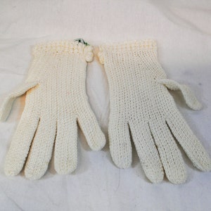 Women's vintage 1960s white wrist length nubby knit french pattern gloves image 3