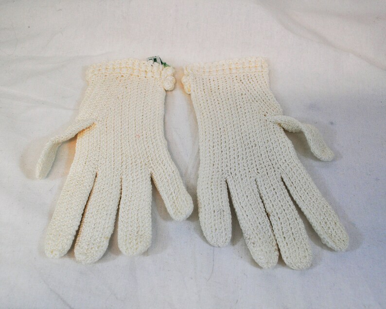 Women's vintage 1960s white wrist length nubby knit french pattern gloves image 3