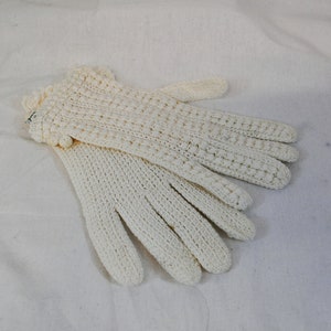 Women's vintage 1960s white wrist length nubby knit french pattern gloves image 1