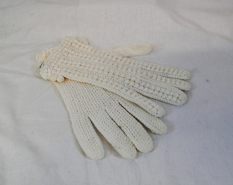 Women's vintage 1960s white wrist length nubby knit french pattern gloves image 1
