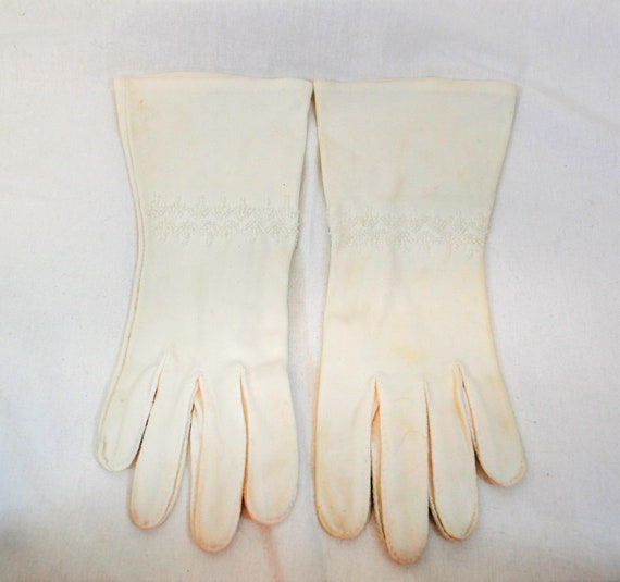 Vintage 1950s bracelet length white gloves with c… - image 1