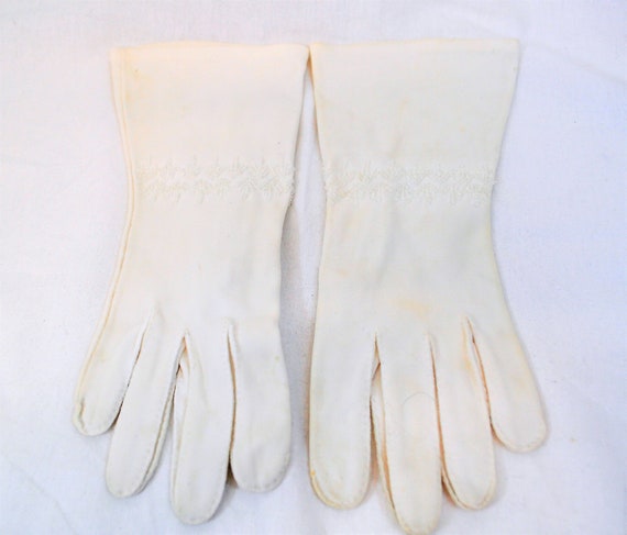 Vintage 1950s bracelet length white gloves with c… - image 3