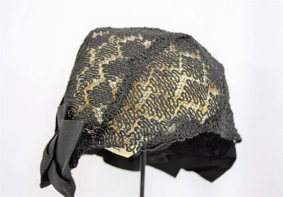 Vintage 1920s 1930s black lace cloche and grosgrai