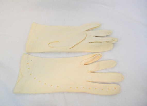 Women's vintage 1950s white wrist length gloves w… - image 2