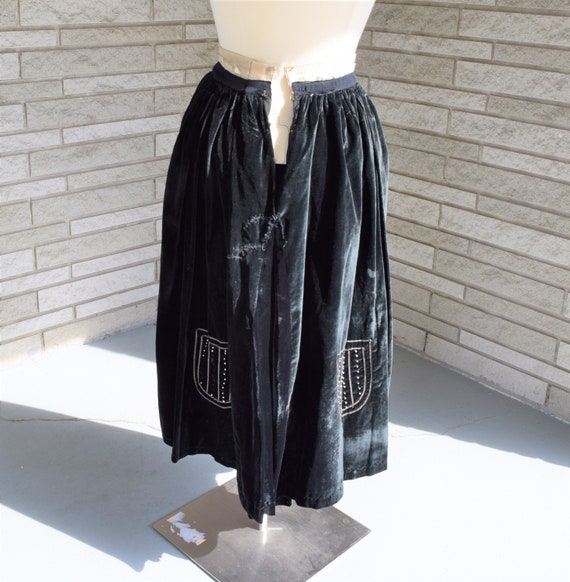 Vintage 1900s 1910s Edwardian  black velvet skirt… - image 3