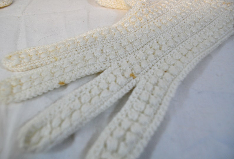 Women's vintage 1960s white wrist length nubby knit french pattern gloves image 6