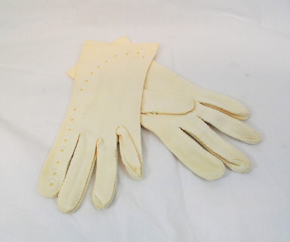 Women's vintage 1950s white wrist length gloves w… - image 1