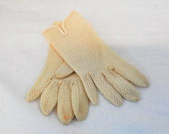 Women's vintage 1960s off white mesh wrist length gloves size 6-6 1/2