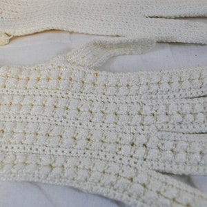 Women's vintage 1960s white wrist length nubby knit french pattern gloves image 4