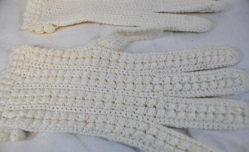 Women's vintage 1960s white wrist length nubby knit french pattern gloves image 4