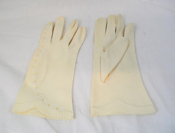 Women's vintage 1950s white wrist length gloves w… - image 5