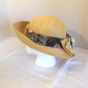 Vintage 1980s 1990s Straw Hat With Turned up Front Brim  display picture 1