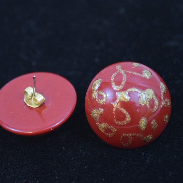 Vintage 1980s plastic cherry red domed button pierced earrings with abstract gold design