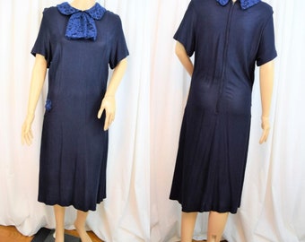 Vintage 1950s knit navy blue short sleeve day dress with lace collar and hip accent