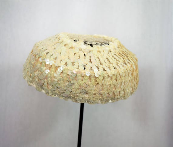 Vintage 1960s white sequin pillbox hat with velve… - image 7