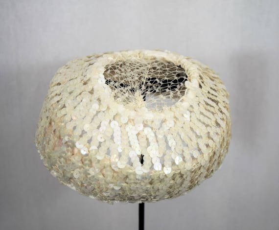 Vintage 1960s white sequin pillbox hat with velve… - image 6